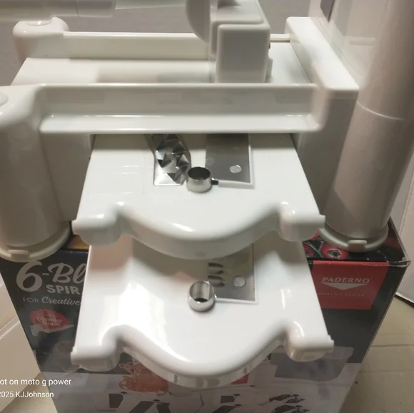 Paderno World Cuisine 6-Blade Vegetable Spiralizer. - Picture 7 of 11